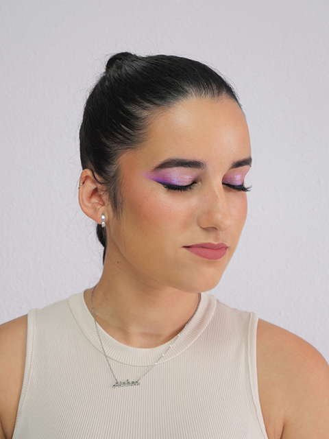 Villalba maquilladora profesional enseñando eyeliner en Las Palmas